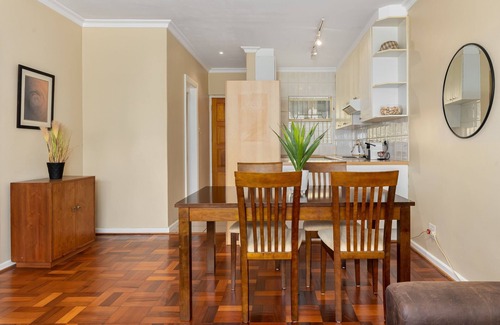 Three Anchor Bay Apartment | Newly Refurbished Apartment| Wifi | Netflix | DSTV