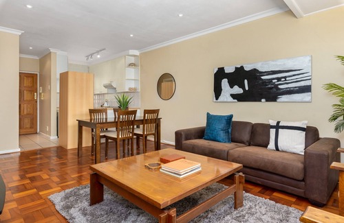 Three Anchor Bay Apartment | Newly Refurbished Apartment| Wifi | Netflix | DSTV