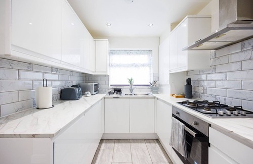 Thames House | Newly refurbished charming 3-Bed House in Barking