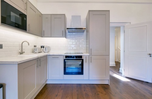 Queen's Gate Apartment | Newly refurbished flat near Kensington Palace Gardens off High Street Kensington
