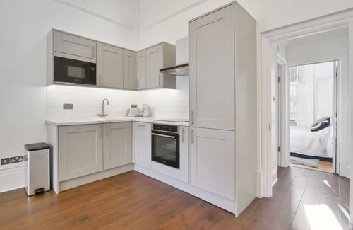 Queen's Gate Apartment | Newly refurbished flat near Kensington Palace Gardens off High Street Kensington