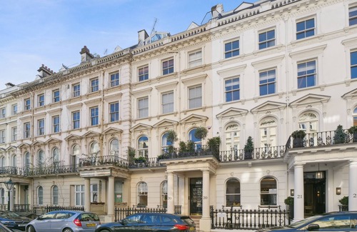 Queen's Gate Apartment | Newly refurbished flat near Kensington Palace Gardens off High Street Kensington