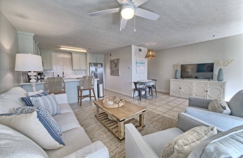 Summer Breeze Condo | Newly Remodeled Beach Bliss: King Bed & Bunk Twins at Horizon South!