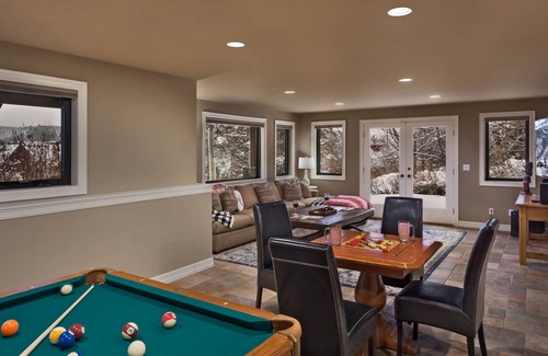 Steamboat Springs House | Newly remodeled 5-Star Home + Hot Tub + Pool Table + Ski Shuttle - Bison Lodge