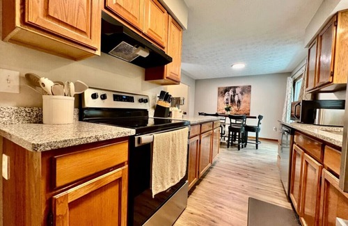 Otterbien Home House | Newly Remodeled Charming home Liberty Twp.