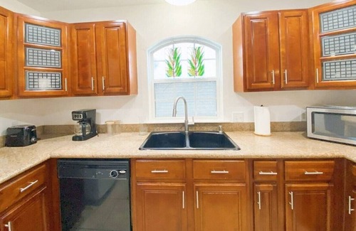 Broadmoor Apartment | Newly remodeled 2 bedroom, 1 bath apartment. Central location.