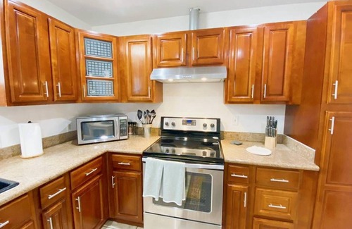 Broadmoor Apartment | Newly remodeled 2 bedroom, 1 bath apartment. Central location.