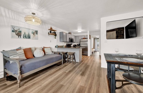 Eden Condo | Newly Remodeled 2BD/2BA Mountain Retreat with AC