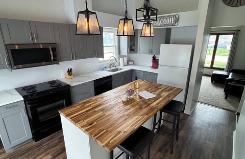 Urbandale House | Newly remodeled 3-bedroom ranch with pool table, patio, and grill in Urbandale.