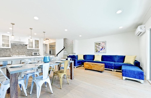 West Newport House | Newly Remodeled 3-Story Home near the Beach w/Rooftop Deck, AC, Gas Grill
