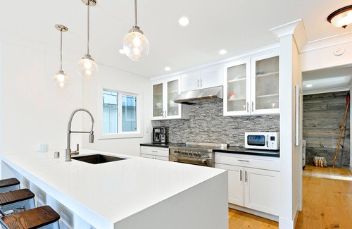 West Newport House | Newly Remodeled 3-Story Home near the Beach w/Rooftop Deck, AC, Gas Grill