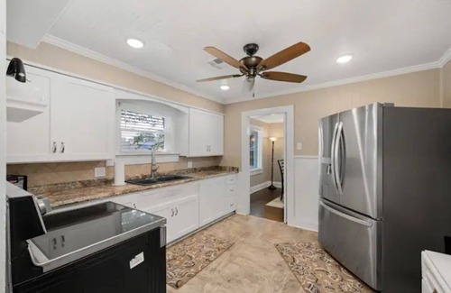 Van Buren House | Newly Remodeled 3BR in Town · Cherry Street