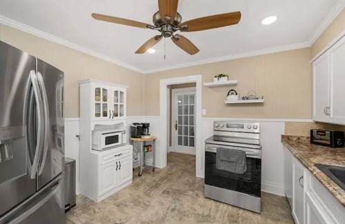 Van Buren House | Newly Remodeled 3BR in Town · Cherry Street