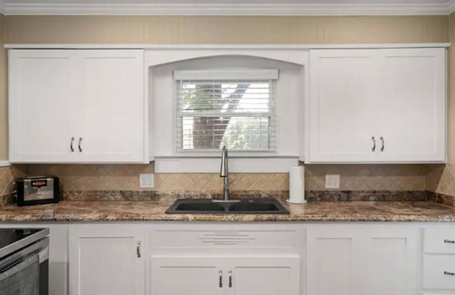Van Buren House | Newly Remodeled 3BR in Town · Cherry Street