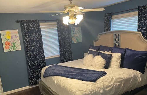Eastpointe House | Newly Remodeled 4 BD 2.5 BA Quiet Near Downtown