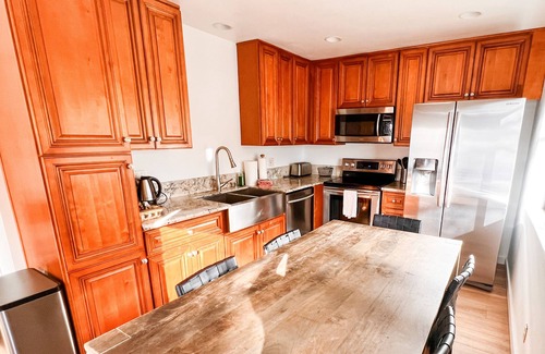 Mammoth Lakes Condo | Newly Remodeled 4 BR + 2 BA Walk to Town, Shuttle, Shops, Creek & Park