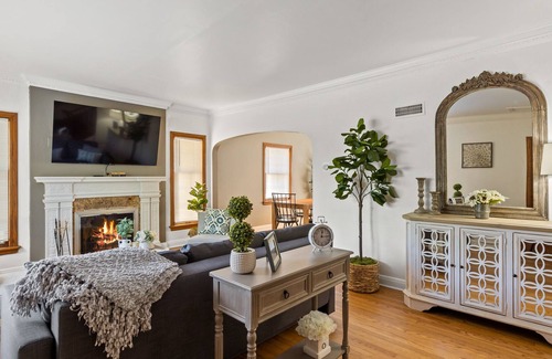 Milwaukee Apartment | ⁂Newly Remodeled ⁂ 65"TVParking⁂King⁂2B/1B⁂W/D⁂