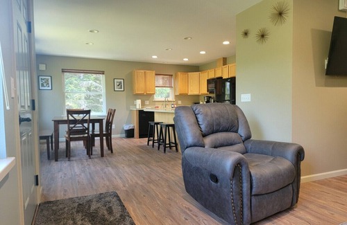 Homer Apartment | Newly remodeled and close to the beach!