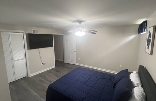 Waldorf House | Newly Remodeled Basement Apt w/ Wi-Fi, free parking & self check-in