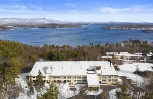 Weirs Beach Apartment | Newly Remodeled Cedar Lodge Room w/Lake Views!