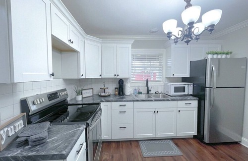 Acton House | Newly Remodeled Cozy Home Minutes to Downtown