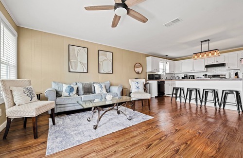 Galveston House | Newly Remodeled! Dog friendly! Walk to the beach!