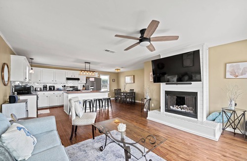 Galveston House | Newly Remodeled! Dog friendly! Walk to the beach!