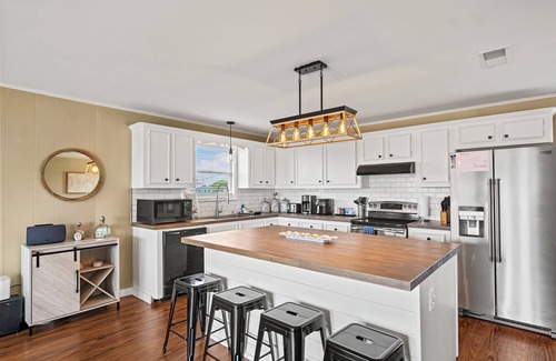 Galveston House | Newly Remodeled! Dog friendly! Walk to the beach!