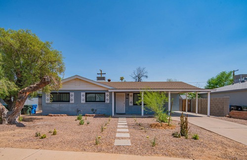 North Mountain House | Newly-remodeled desert retreat with pool & hot tub! Fun for the whole family!