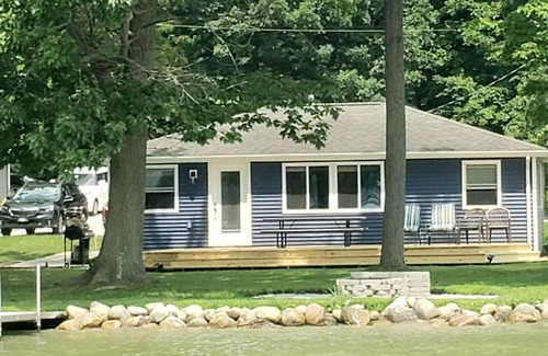 Cassopolis Cottage | Newly remodeled Diamond Lake Cottage with Pontoon Boat Available!