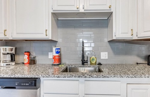Del City House | Newly remodeled dog-friendly home near Oklahoma City with spacious backyard & AC