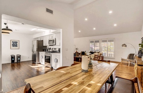 Las Vegas House | Newly Remodeled Home With King Size Bedroom - 3 Miles From The Strip