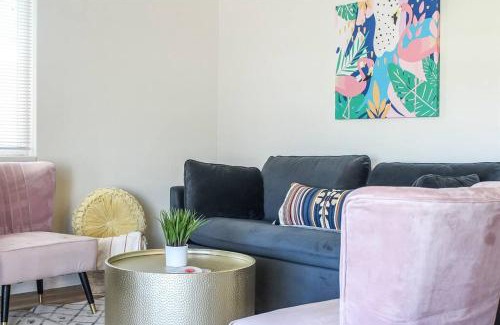 Camelback East House | Newly Remodeled Midcentury Pink Flamingo Casa (40)