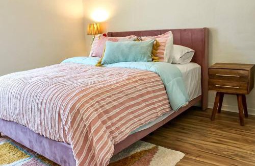Camelback East House | Newly Remodeled Midcentury Pink Flamingo Casa (40)