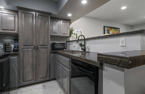 Twin Palms Condo | Newly Remodeled Modern Palm Springs Condo 1B1B King Size Bed