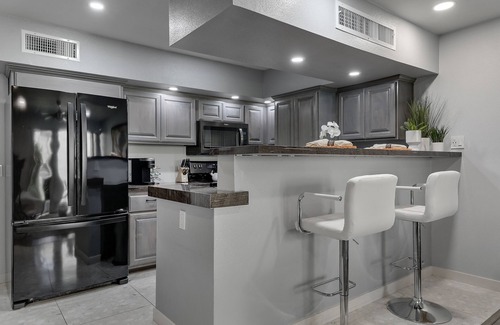 Twin Palms Condo | Newly Remodeled Modern Palm Springs Condo 1B1B King Size Bed