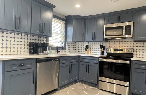 Mission House | Newly remodeled, private house/NEW JACUZZI-mins from highway
