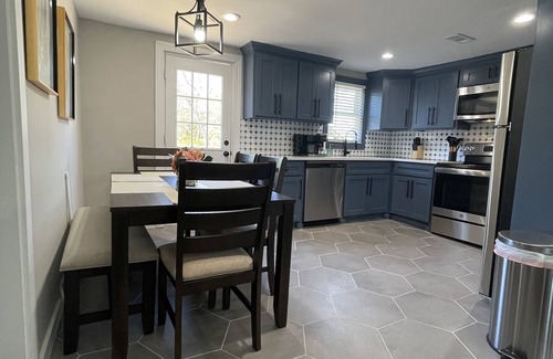 Mission House | Newly remodeled, private house/NEW JACUZZI-mins from highway