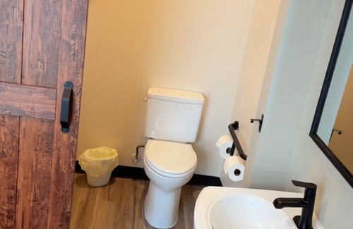 Mattoon Hotel | Newly Remodeled! - Room A1 - Queen Room Private Bath, Shared Shower (Lockable)