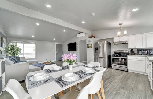 East San Jose House | Newly remodeled San Jose 3b 2ba house, open space with huge sofa, big backyard.