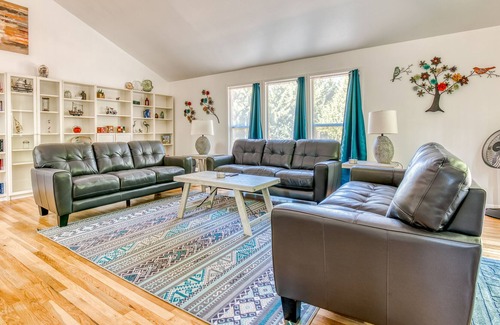 North Plains House | Newly remodeled secluded home with pool, large deck, WiFi, & washer/dryer