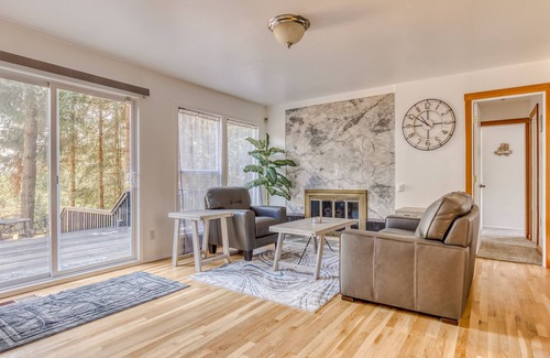 North Plains House | Newly remodeled secluded home with pool, large deck, WiFi, & washer/dryer