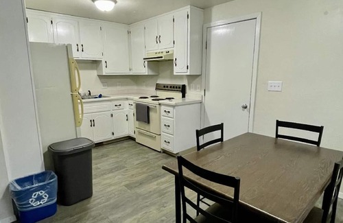 De Pere House | Newly remodeled two story townhome, conveniently located near the freeway and local shopping/dining