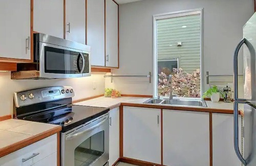 Eastlake Condo | Newly Remodeled Unit in the Heart of Seattle - Eastlake