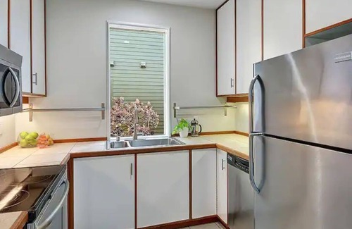 Eastlake Condo | Newly Remodeled Unit in the Heart of Seattle - Eastlake