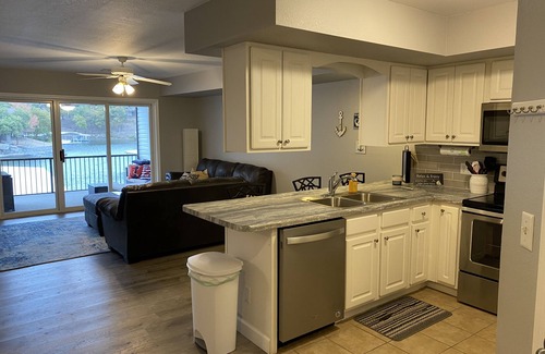 Lakeland Condo | Newly remodeled updated condo,12x32 Boat slip, wi-Fi Internet cable TV, pwc slip
