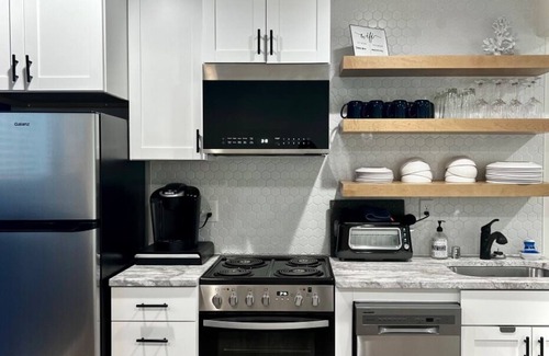 Spokane Valley Apartment | Newly remodeled, modern, FREE parking, King bed, family-friendly