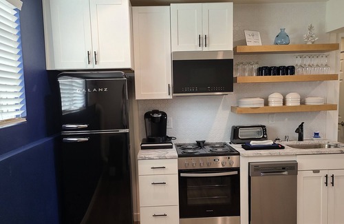 Spokane Valley Apartment | Newly remodeled, modern, FREE parking, King bed, family-friendly