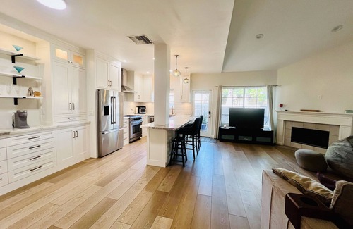 Winnetka House | Newly Remodled 3-bedroom townhome with WiFi and AC in lovely Los Angeles