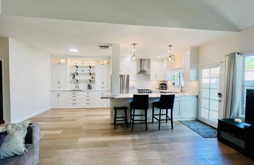 Winnetka House | Newly Remodled 3-bedroom townhome with WiFi and AC in lovely Los Angeles